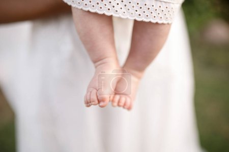Téléchargez les photos : Mère tenant son bébé, gros plan. - en image libre de droit