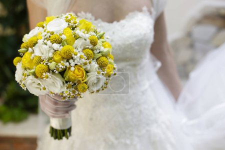 Téléchargez les photos : Plan recadré de mariée tenant beau bouquet de mariage - en image libre de droit