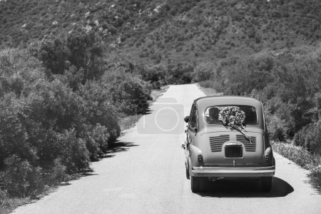 Téléchargez les photos : Vintage voiture rétro par une journée ensoleillée, noir et blanc - en image libre de droit