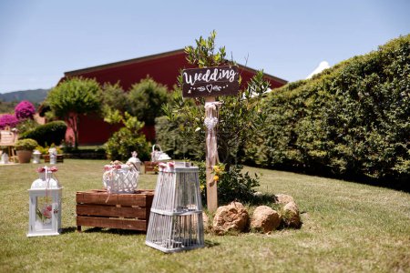 Téléchargez les photos : Décor de mariage avec des fleurs et des bougies dans le jardin - en image libre de droit