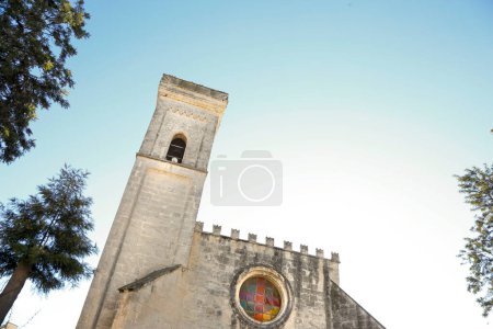 Téléchargez les photos : Vieille église sur fond bleu ciel - en image libre de droit