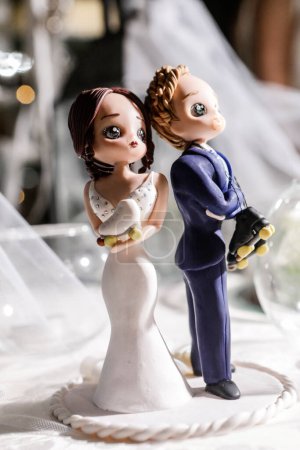 Téléchargez les photos : Gâteau de mariage avec décoration mariée et marié sur le dessus - en image libre de droit