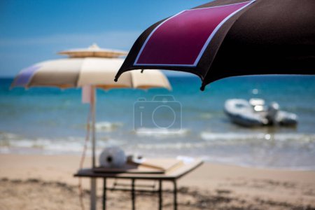 Téléchargez les photos : Chaise de plage et parasol sur la plage - en image libre de droit