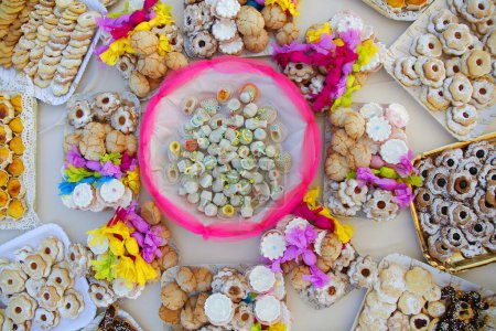 Téléchargez les photos : Vue de dessus de délicieux bonbons et biscuits sur la table - en image libre de droit