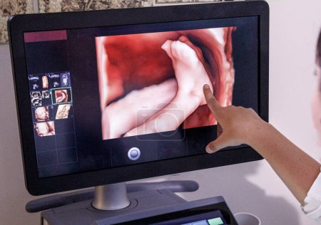 Foto de Mujer médico utilizando la máquina de ultrasonido - Imagen libre de derechos