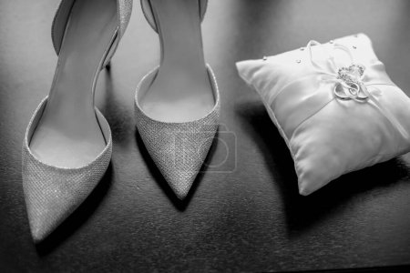 Téléchargez les photos : Belles chaussures de mariage sur le lit - en image libre de droit