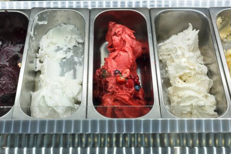 Téléchargez les photos : Délicieuse crème glacée dans des récipients - en image libre de droit