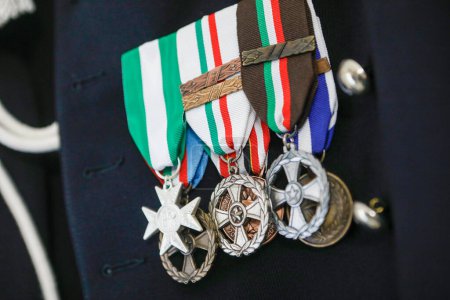 Foto de Primer plano del uniforme militar con premios y cintas - Imagen libre de derechos