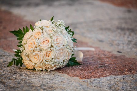 Téléchargez les photos : Bouquet de roses blanches le jour du mariage. décoration de mariage - en image libre de droit
