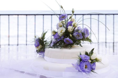 Téléchargez les photos : Gâteau de mariage avec des fleurs blanches et des bougies. gâteau de mariage sur le mariage - en image libre de droit
