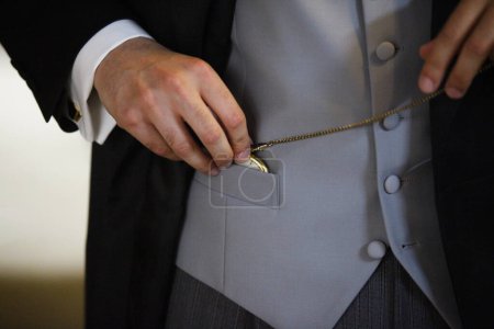 Téléchargez les photos : Jour de mariage, midsection de marié avec montre de poche - en image libre de droit