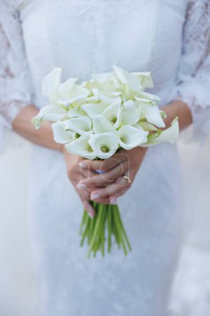 Téléchargez les photos : Plan recadré de mariée tenant beau bouquet de mariage - en image libre de droit