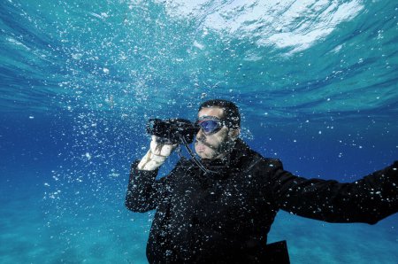 Téléchargez les photos : Photographe sous-marin avec appareil photo prenant des photos de sous-marin - en image libre de droit