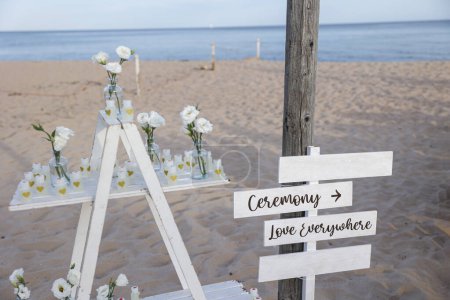 Téléchargez les photos : Cérémonie de mariage avec beau décor sur une plage - en image libre de droit