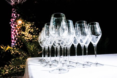 Téléchargez les photos : Verres de champagne sur la table - en image libre de droit