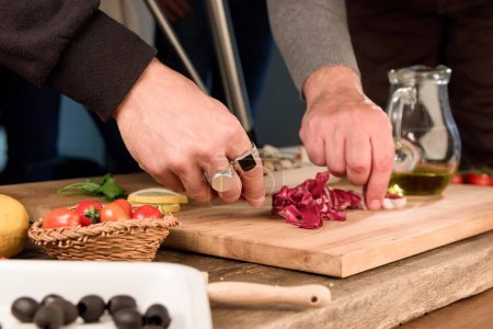 Téléchargez les photos : Chef préparant la salade dans la cuisine - en image libre de droit