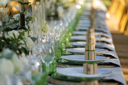 Foto de Mesa de boda con flores y velas - Imagen libre de derechos
