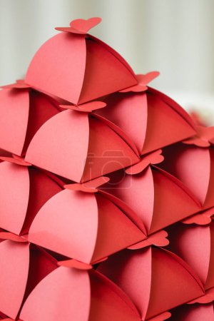Foto de Pirámide de cajas de regalo de papel rojo - Imagen libre de derechos
