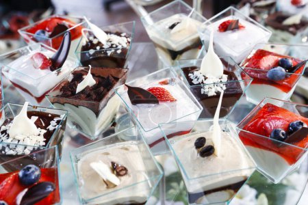 Téléchargez les photos : Dessert, glace - crème aux baies - en image libre de droit