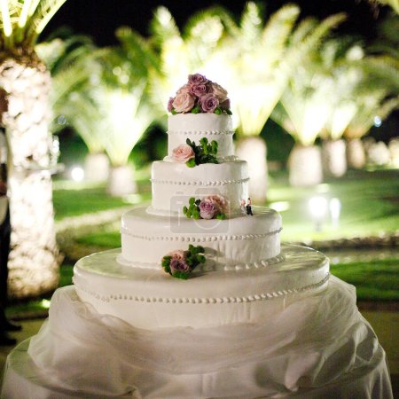Téléchargez les photos : Gâteau de mariage sur la table - en image libre de droit