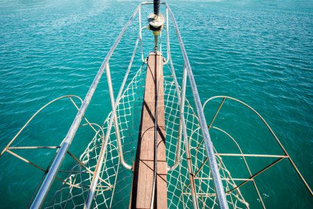 Téléchargez les photos : Corde de bateau en bois avec proue sur un fond de l'océan bleu. - en image libre de droit
