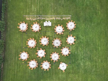 Téléchargez les photos : Vue du dessus de la table avec chaises pour la cérémonie de mariage - en image libre de droit