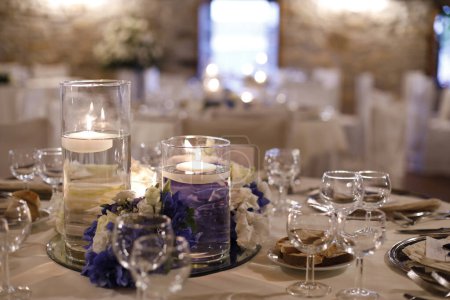 Téléchargez les photos : Ensemble de table pour mariage ou dîner d'événement traiteur de fête. - en image libre de droit
