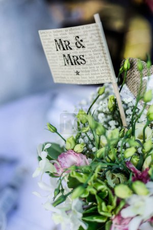 Téléchargez les photos : Alliances avec des fleurs sur un oreiller de mariage - en image libre de droit