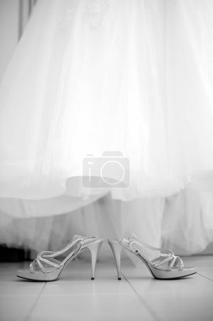 Téléchargez les photos : Robe de mariée sur la fenêtre - en image libre de droit