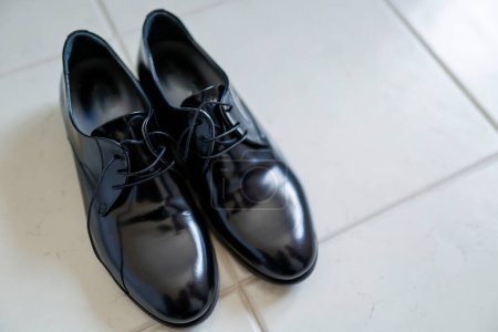 Téléchargez les photos : Chaussures noires sur le sol - en image libre de droit