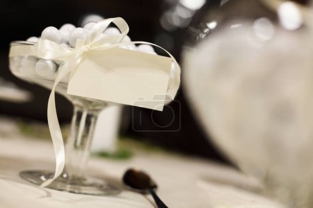Téléchargez les photos : Gros plan d'amandes sucrées, dessert de mariage - en image libre de droit