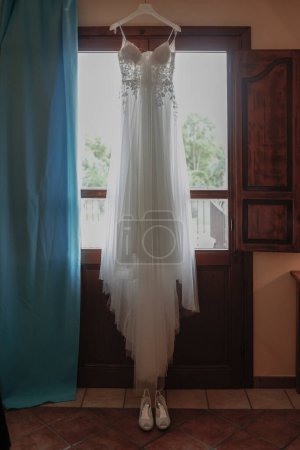 Téléchargez les photos : Robe de mariée avec un voile - en image libre de droit