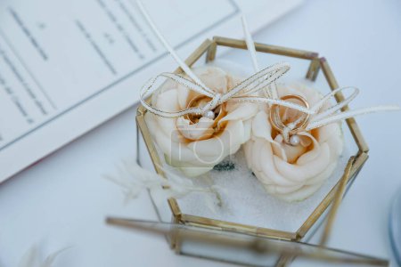 Téléchargez les photos : Décorations de mariage avec de belles alliances et fleurs - en image libre de droit