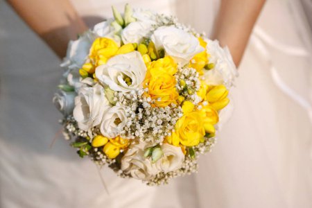 Téléchargez les photos : Bouquet de fleurs sur fond blanc - en image libre de droit