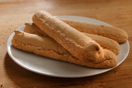 Téléchargez les photos : Gros plan d'un bâton de pain fraîchement cuit - en image libre de droit