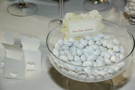 Foto de Primer plano de almendras azucaradas, postre de boda - Imagen libre de derechos