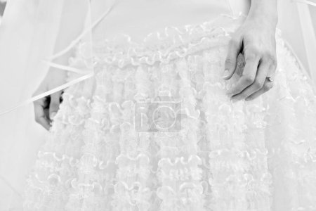 Téléchargez les photos : Vue recadrée de robe de mariée - en image libre de droit