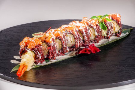 Téléchargez les photos : Rouleau de sushi avec saumon, anguille, caviar, fromage à la crème, avocat, sushi, nourriture japonaise, fruits de mer, menu du restaurant - en image libre de droit