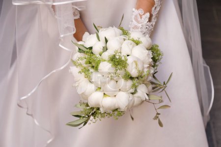 Téléchargez les photos : Mariée avec un bouquet de fleurs de mariage, mains - en image libre de droit