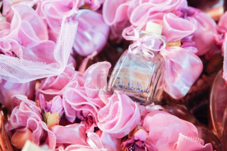 Téléchargez les photos : Flacons de parfum sur la table - en image libre de droit