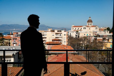 Téléchargez les photos : Silhouette de l'homme regardant le magnifique panorama de la ville - en image libre de droit
