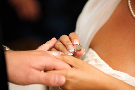 Téléchargez les photos : Mains de mariée et marié - en image libre de droit