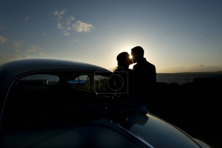 Téléchargez les photos : Couple amoureux à la plage du coucher du soleil - en image libre de droit