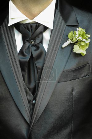 Foto de Un primer plano de un novio de boda negro con un traje de novia - Imagen libre de derechos