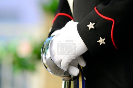 Téléchargez les photos : Prise de vue sélective d'un soldat en uniforme noir - en image libre de droit