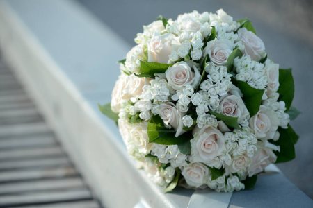 Foto de Ramo de rosas blancas en un jarrón - Imagen libre de derechos