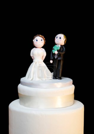 Foto de Primer plano de una pareja de boda figuras en la torta - Imagen libre de derechos