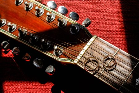 Téléchargez les photos : Gros plan d'une guitare à cordes - en image libre de droit