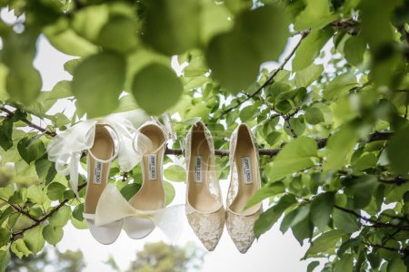 Foto de Zapatos de boda colgando de un árbol - Imagen libre de derechos