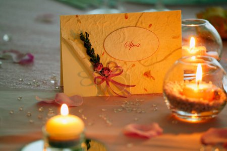 Téléchargez les photos : Décor de mariage avec bougies et fleurs - en image libre de droit